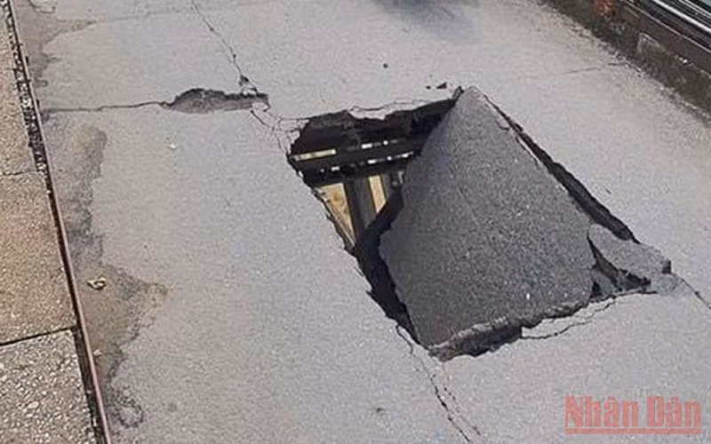 Ngày 28/5, lỗ thủng xuất hiện tại tấm đan mặt cầu thuộc nhịp số 6 trên đường bộ cầu Long Biên. (Ảnh: Công ty Hà Hải)