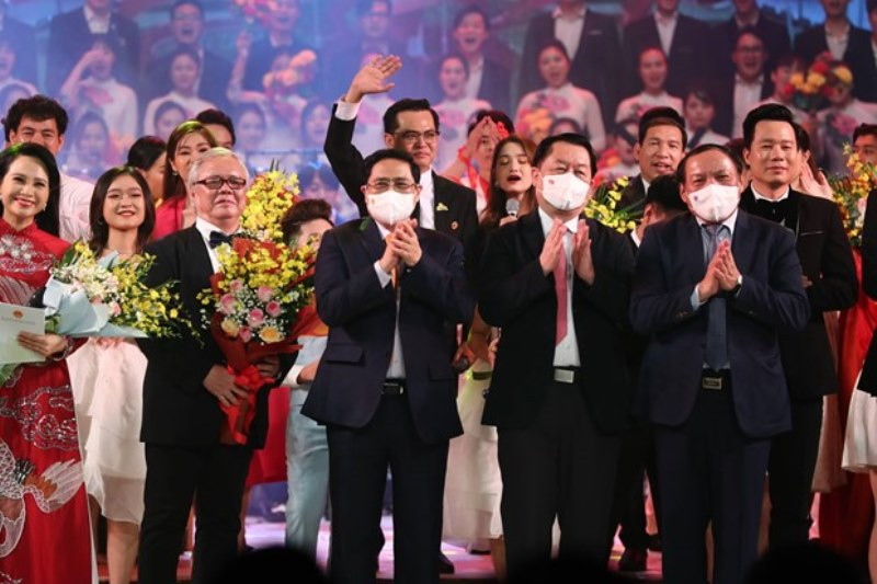 Thủ tướng Phạm Minh Chính, Trưởng Ban Tuyên giáo Trung ương Nguyễn Trọng Nghĩa và Bộ trưởng Văn hóa, Thể thao và Du lịch Nguyễn Văn Hùng dự chương trình nghệ thuật chào mừng hội nghị. (Ảnh: Nam Nguyễn/Vietnam+) 600 đại biểu, văn nghệ sĩ dự