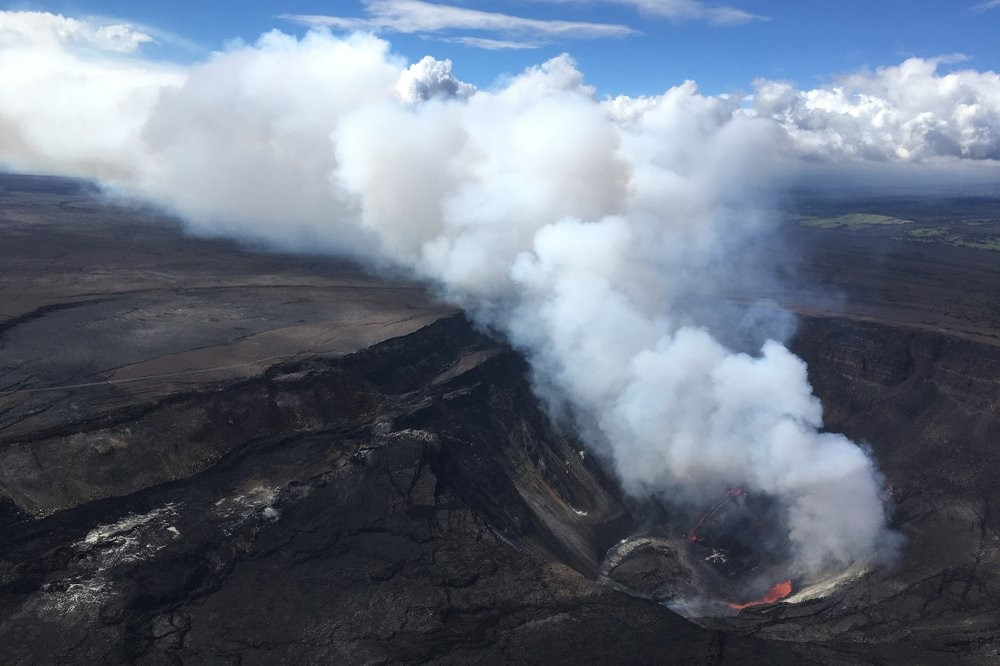 Miệng núi lửa Kilauea sau khi phun trào đã rút cạn nước vào ngày 21-12. Ảnh: USGS qua AP. Núi lửa phun trào trên đảo Lớn của Hawaii, Mỹ -0