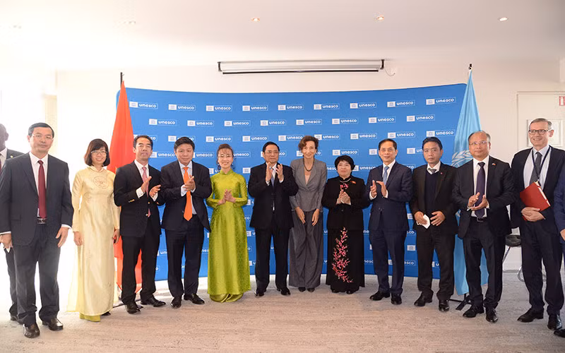 Thủ tướng Phạm Minh Chính chứng kiến lễ ký Thỏa thuận hợp tác giữa UNESCO và Tập đoàn SOVICO trong việc thúc đẩy mạng lưới các thành phố sáng tạo và phát triển du lịch bền vững tại Việt Nam. 