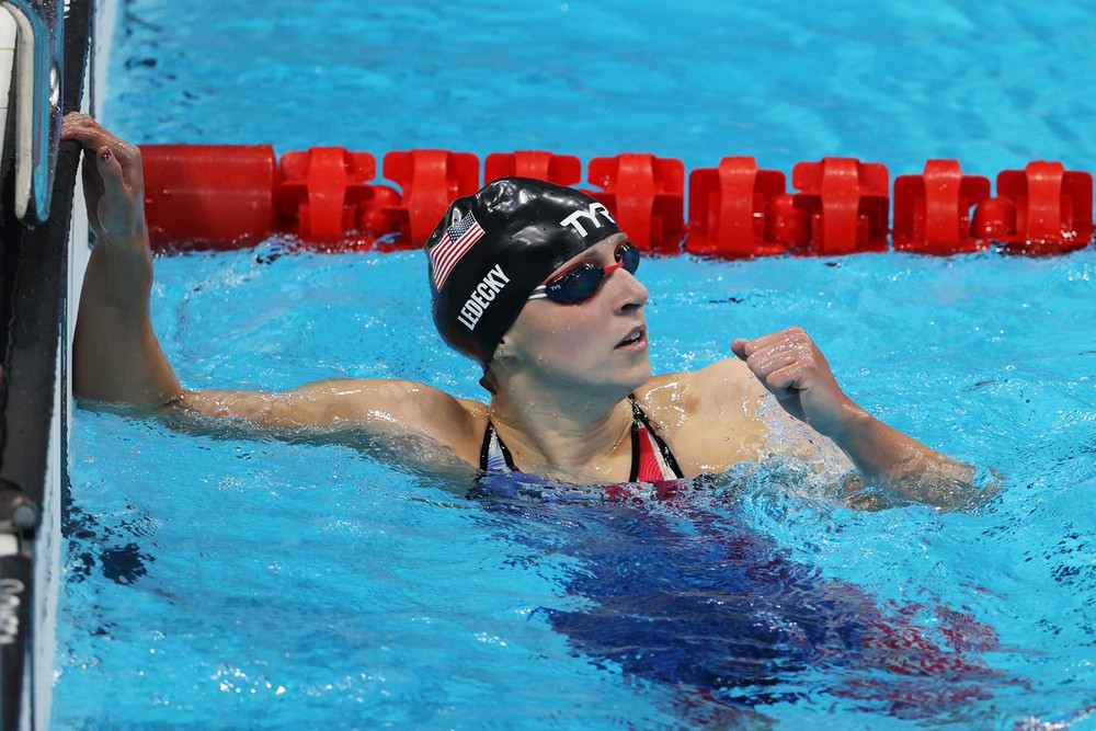 Ledecky trở thành nữ kình ngư đầu tiên đoạt huy chương vàng ở nội dung 800m tự do trong ba kỳ Olympic liên tiếp. (Ảnh: Tokyo 2020) Bơi lội Mỹ giành cú đúp vàng, phá một kỷ lục thế giới -0