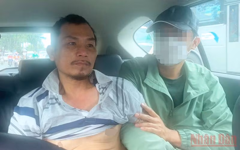 Đoàn Trân (trái) đang được di lý về Quảng Trị tiếp tục phục vụ điều tra.