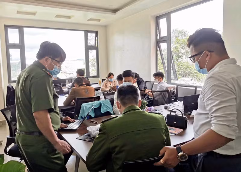 Cơ quan chức năng lập biên bản tại hiện trường vụ việc.