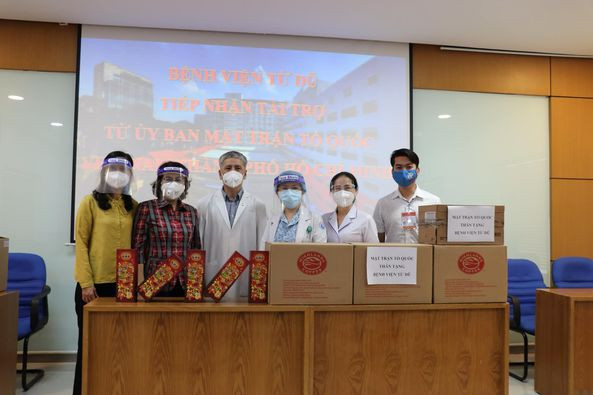 Trao quà trung thu ở Bệnh viện Từ Dũ. (Ảnh: HÀ VĂN ĐẠO) Tết Trung thu đặc biệt dành cho trẻ em mồ côi vì Covid-19 -0