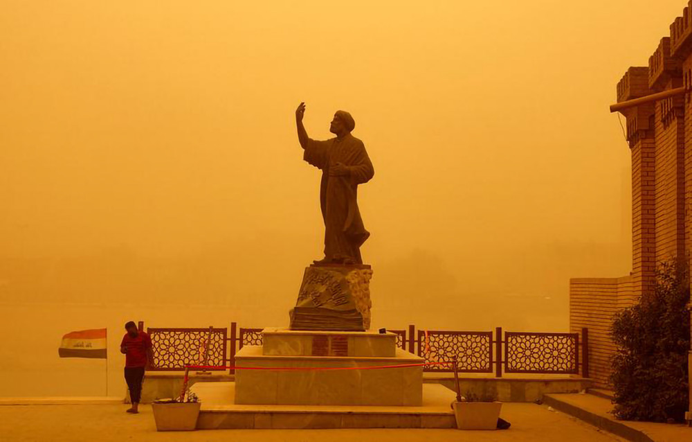 Tượng nhà thơ Arab nổi tiếng Al-Mutanabbi tại Baghdad. Bão cát Iraq -7