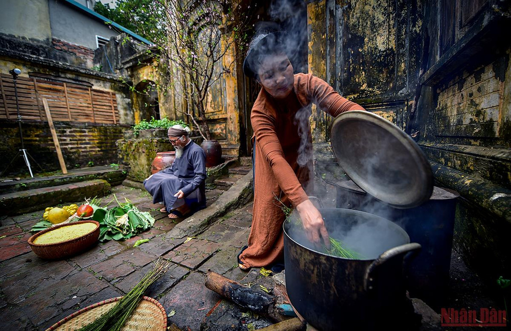 Dù là ở miền quê hay thành thị thì vào dịp Tết, người Việt cũng không quên tắm lá mùi như một cách rửa trôi đi những thứ tanh tao của năm cũ, chỉ giữ lại cảm giác thanh sạch, sảng khoái đón năm mới về. (Ảnh: Thành Đạt) Tái hiện hình ảnh Tết xưa – lưu giữ những giá trị truyền thống tốt đẹp -0