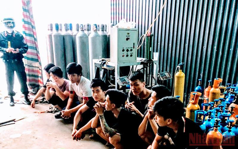Cơ sở sang chiết khí cười trái phép bị phát hiện cùng một số thanh niên làm việc tại cơ sở. Hải Phòng phát hiện, thu giữ hàng nghìn bình khí cười -0