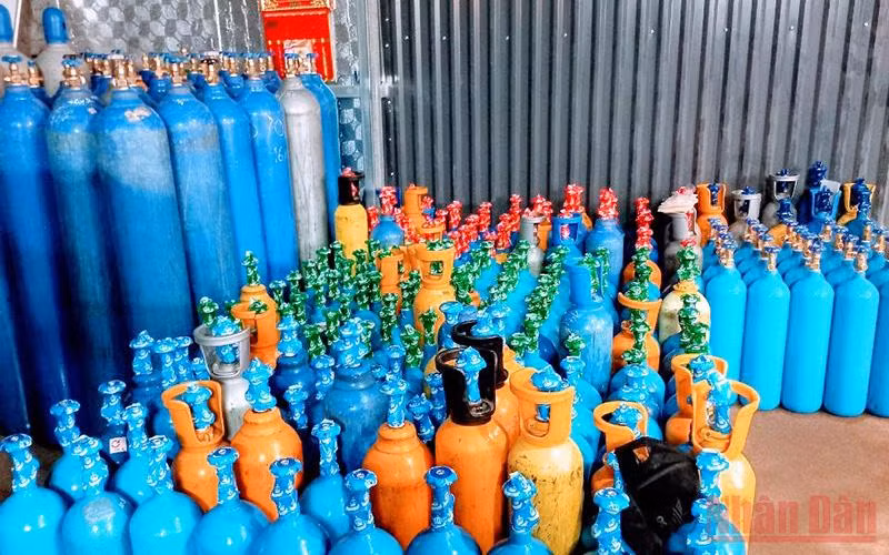 Hàng nghìn bình khí cười bị phát hiện, thu giữ. 