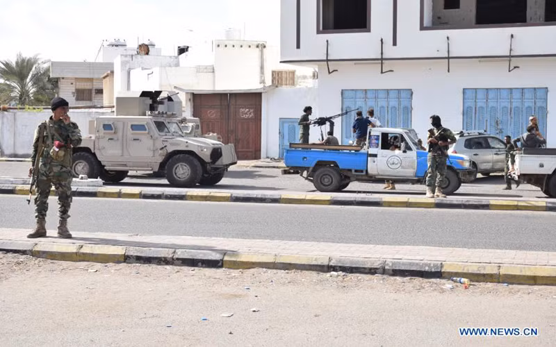 Binh sĩ canh gác tại cổng chính của Sân bay quốc tế Aden, ngày 30-12. (Ảnh: Tân Hoa xã)