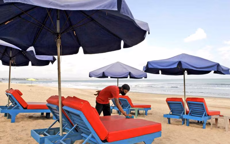 Nhân viên du lịch dọn dẹp, khử khuẩn tại Bali (Ảnh: AP)