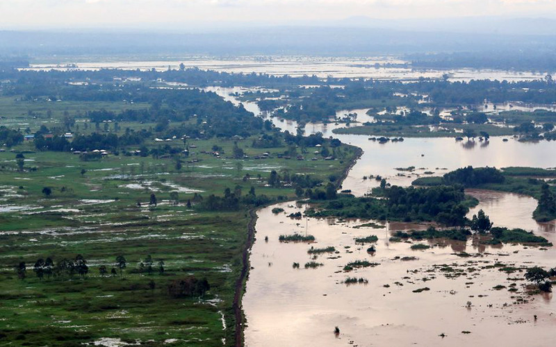 Mưa lũ và vỡ đê tại Kenya năm 2020. Biến đổi khí hậu khiến hàng chục triệu người Đông Phi phải di dời vào năm 2050 -0