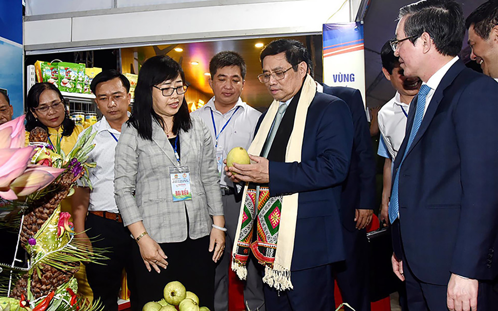 Thủ tướng Phạm Minh Chính tham quan các gian hàng tại triển lãm trái cây, sản phẩm nông nghiệp và sản phẩm OCOP. 