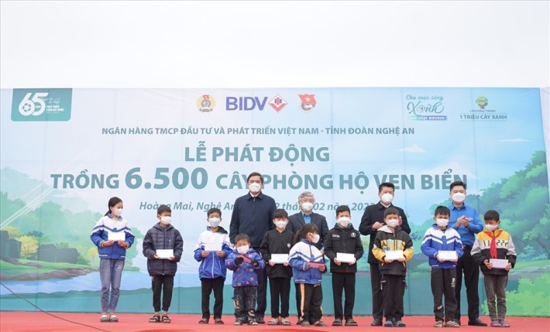 Ngân hàng BIDV trao 10 suất quà tặng học sinh nghèo vượt khó, học giỏi. BIDV phối hợp tổ chức trồng 6.500 cây phòng hộ ven biển tại Nghệ An -0