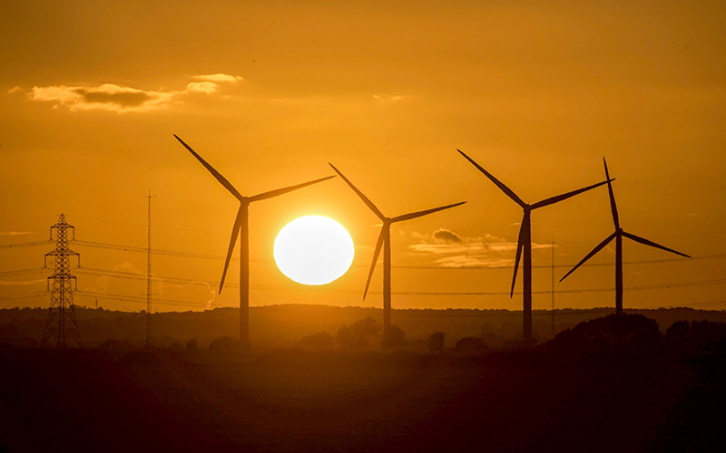 Các hãng công nghệ lớn dẫn đầu trong việc áp dụng năng lượng xanh ảnh 1 Wind_Turbines_Sunset-1613707080778.jpg
