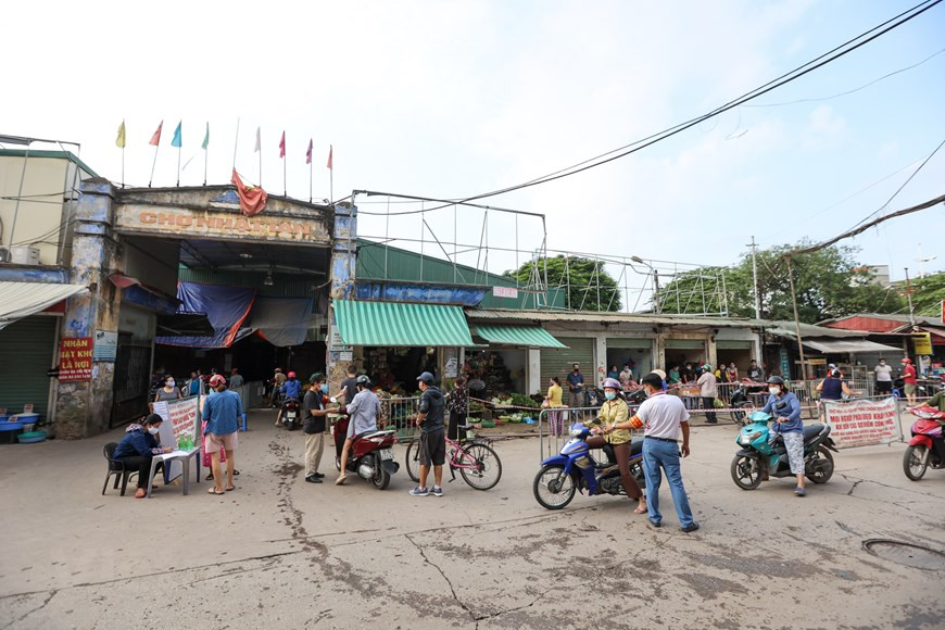 Ủy ban Nhân dân quận Tây Hồ đã ban hành văn bản chỉ đạo các phường về việc triển khai làm “Thẻ đi chợ” cho các hộ gia đình, học sinh, sinh viên, người lao động trên địa bàn quận.