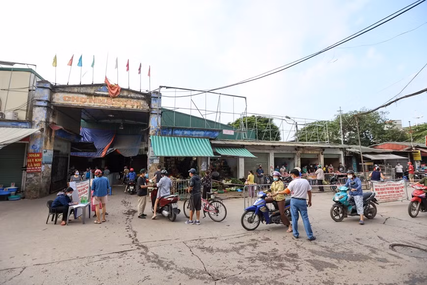 Ủy ban Nhân dân quận Tây Hồ đã ban hành văn bản chỉ đạo các phường về việc triển khai làm “Thẻ đi chợ” cho các hộ gia đình, học sinh, sinh viên, người lao động trên địa bàn quận.