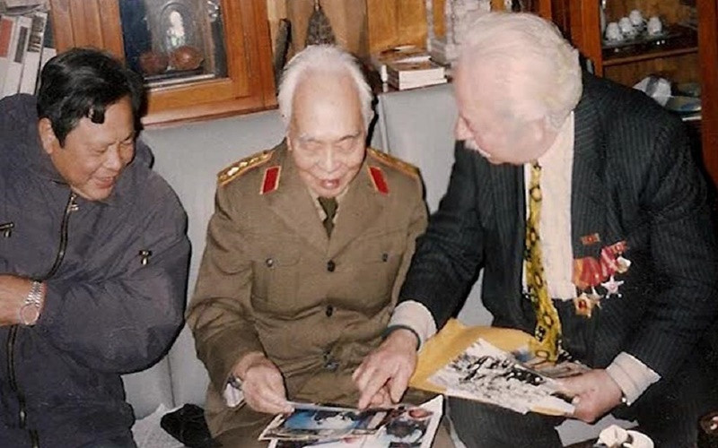 Đại tướng Võ Nguyên Giáp tiếp ông Kostas Sarantidis Nguyễn Văn Lập. (Ảnh: Idcommunism.com) Anh hùng Lực lượng vũ trang nhân dân Việt Nam Kostas Sarantidis Nguyễn Văn Lập qua đời ở tuổi 94 -0