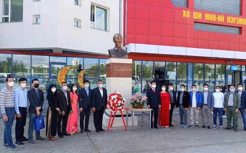 Đoàn đại biểu Đại sứ quán Việt Nam tại Mông Cổ, đại diện Hội người Việt Nam tại Mông Cổ, Hội Hữu nghị Mông Cổ - Việt Nam chụp ảnh tại Tượng đài Chủ tịch Hồ Chí Minh.