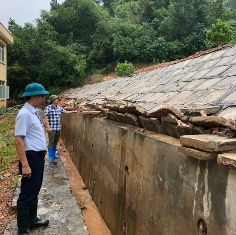 Mái kè ta-luy biến dạng do sạt lở núi. Di dời khẩn cấp Trường tiểu học Hòa Sơn trước nguy cơ lở núi -0
