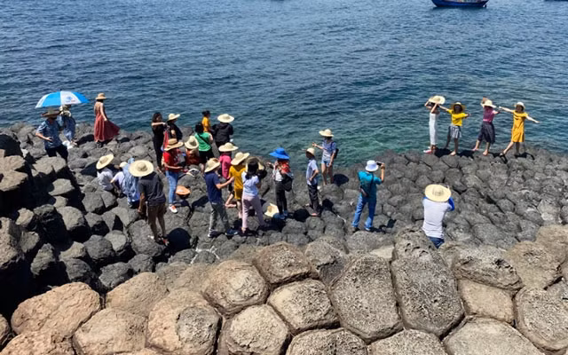 Di tích thắng cảnh Gành Đá Đĩa một trong điểm đến hấp dẫn của du khách khi đến Phú Yên.