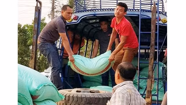 Hoạt động từ thiện xã hội của cộng đồng người Việt giúp người dân sở tại ở Sê Pôn.