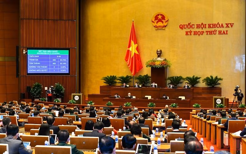 Quốc hội biểu quyết thông qua Nghị quyết về dự toán ngân sách nhà nước năm 2022 sáng 13/11. (Ảnh: LINH NGUYÊN)