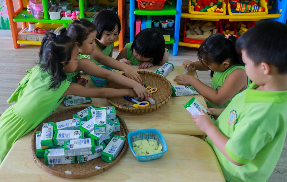 Các em học sinh hào hứng tham gia tiết thủ công quen thuộc nhưng nay thêm sáng tạo, mới mẻ hơn với sự xuất hiện của những hộp sữa học đường, “người bạn đồng hành” thân thiết của các em. Nhân rộng niềm vui mang tên Sữa học đường -4