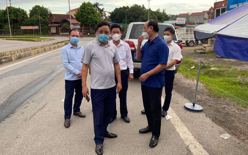 Đoàn công tác kiểm tra tại hiện trường. (Ảnh: Bộ GTVT) Kiểm tra đột xuất về an toàn giao thông tại một số chốt kiểm dịch -0