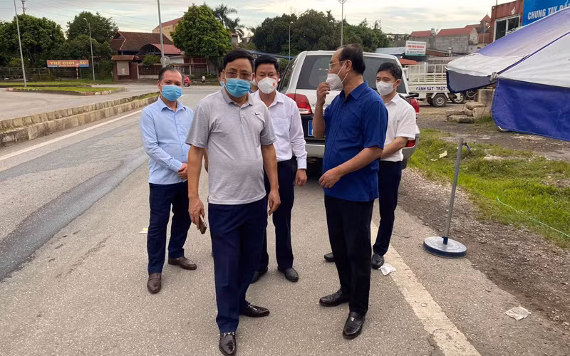 Kiểm tra đột xuất về an toàn giao thông tại một số chốt kiểm dịch -0