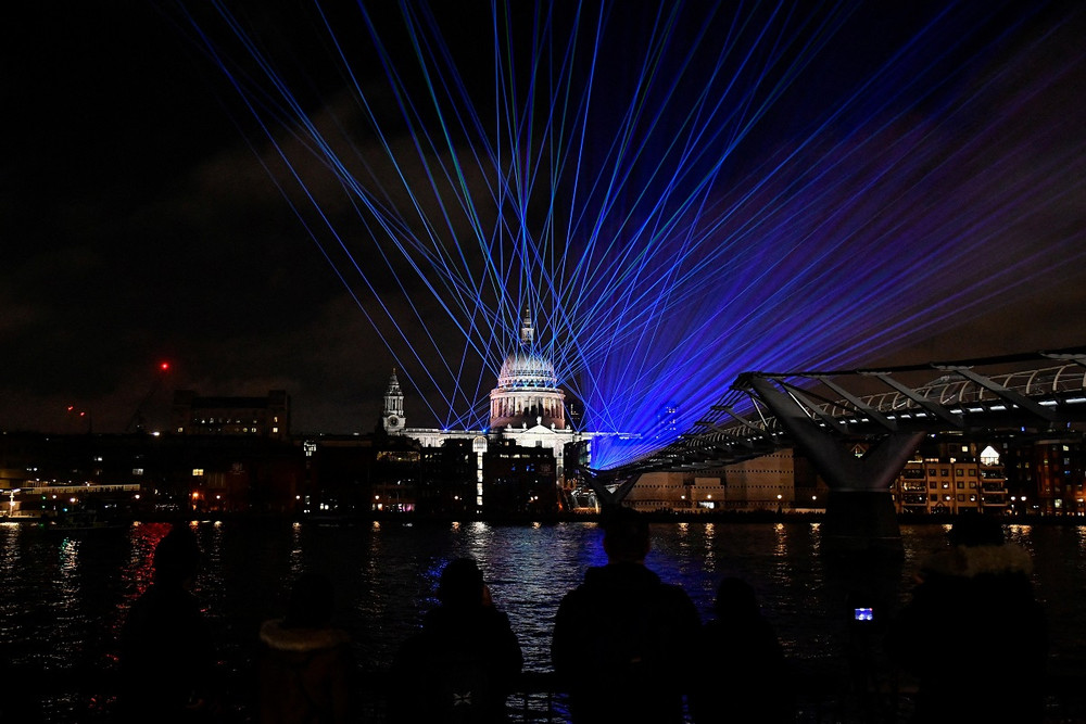 Trình diễn ánh sáng đánh dấu năm mới trên nhà thờ thánh Paul và cầu Thiên niên kỷ ở London, Anh. (Ảnh: Reuters) Thế giới chào năm mới 2022 trong bối cảnh thắt chặt quy định phòng, chống dịch Covid-19 -0