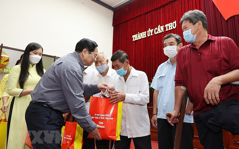 Thủ tướng Phạm Minh Chính tặng quà cho các gia đình sách trên địa bàn TP Cần Thơ. (Ảnh: TTXVN) Thủ tướng Phạm Minh Chính thăm, chúc Tết Quân khu 9 -0