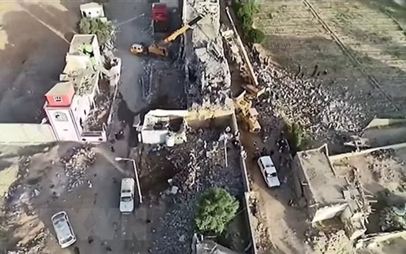 Nhà tù bị phá hủy sau cuộc không kích tại tỉnh Saada, miền Bắc Yemen, ngày 21/1/2022. (Ảnh: AFP/TTXVN)