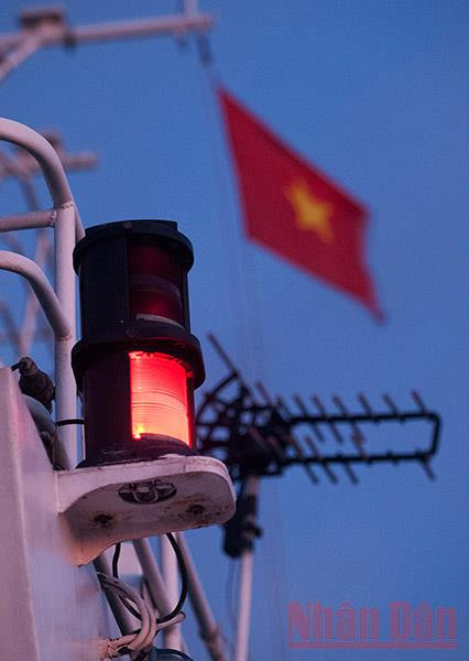 Ngọn đèn khẳng định chủ quyền trên Biển Đông. Điểm tựa vững chắc cho ngư dân vươn khơi bám biển -3