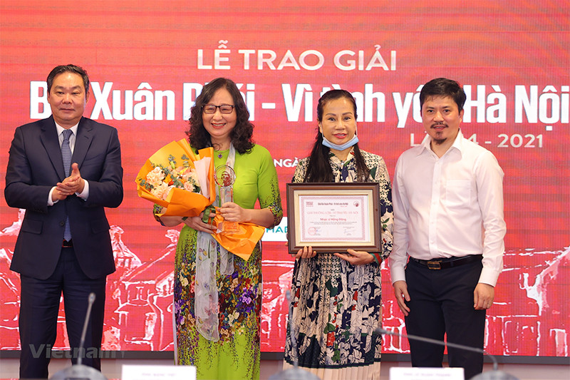 Bà Lê Anh Thúy (vợ nhạc sĩ, thứ hai từ trái sang) thay mặt nhạc sĩ Hồng Đăng nhận giải thưởng Bùi Xuân Phái-Vì tình yêu Hà Nội. (Ảnh: Hòa Nguyễn/Vietnam+) Nhạc sĩ Hồng Đăng qua đời ở tuổi 86 -0