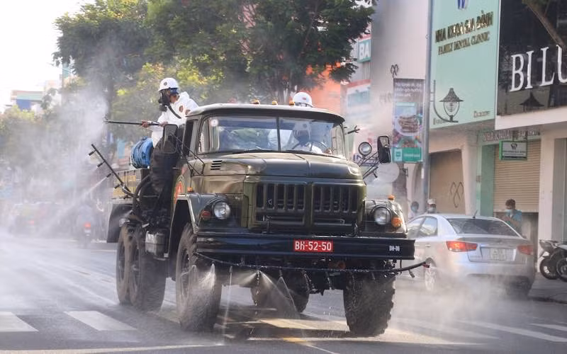 Phun tại vùng phong tỏa, cách ly y tế tại vực tam giác đường Lê Duẩn - Hoàng Hoa Thám - Lý Thái Tổ. (Ảnh: ANH ĐÀO)