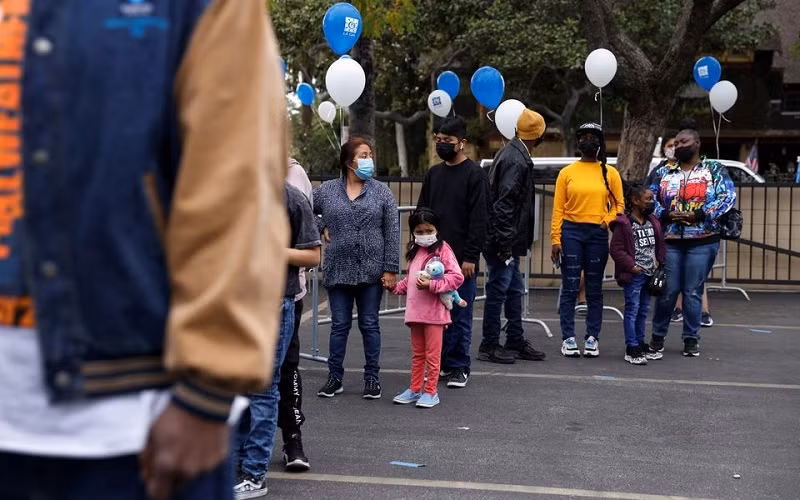 Người dân Mỹ đeo khẩu trang xếp hàng chờ tiêm vaccine phòng Covid-19 tại 1 điểm xét nghiệm và tiêm chủng miễn phí ở Los Angeles, California, ngày 29/1/2022. (Ảnh: REUTERS)