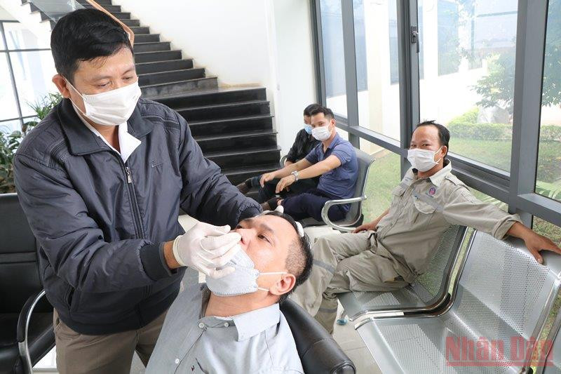 Lấy mẫu xét nghiệm sàng lọc Covid-19 cho cán bộ, người lao động tại khu công nghiệp Phú Hà, thị xã Phú Thọ. Ngăn chặn dịch Covid-19 lây lan trong các khu, cụm công nghiệp ở Phú Thọ -0