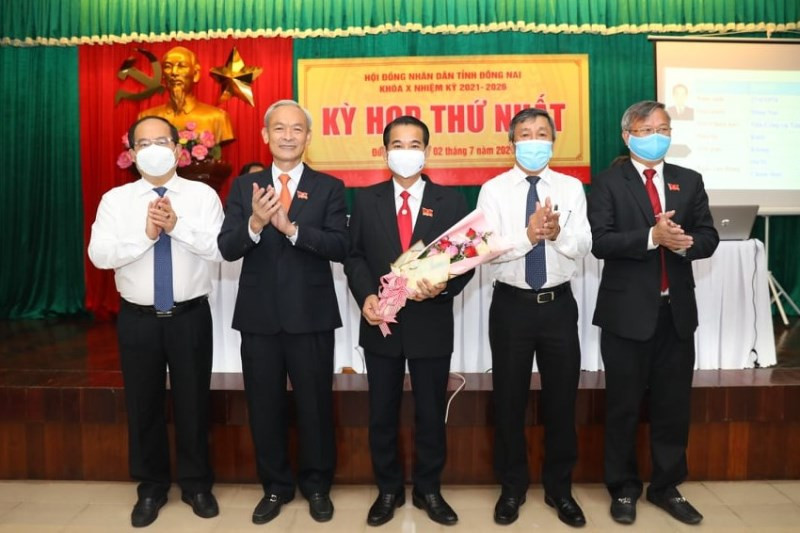 Các đồng chí trong Thường trực Tỉnh ủy Đồng Nai tặng hoa chúc mừng đồng chí Thái Bảo được bầu giữ chức Chủ tịch HĐND tỉnh khóa 10, nhiệm kỳ 2021-2026. a1.jpg -0