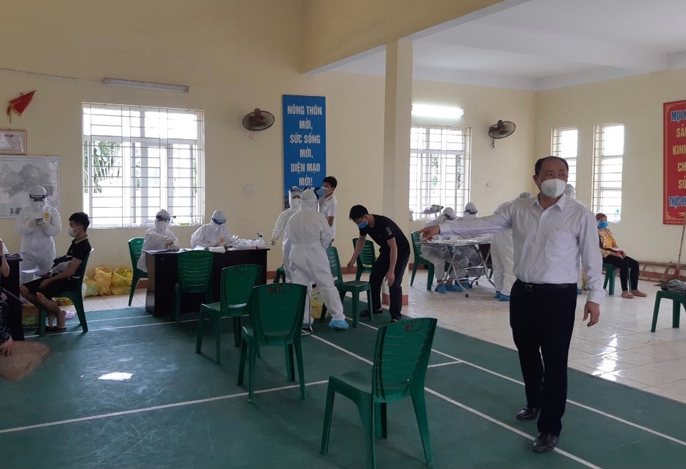 Đồng chí Nguyễn Văn Phương chỉ đạo công tác chống dịch. Chủ tịch huyện