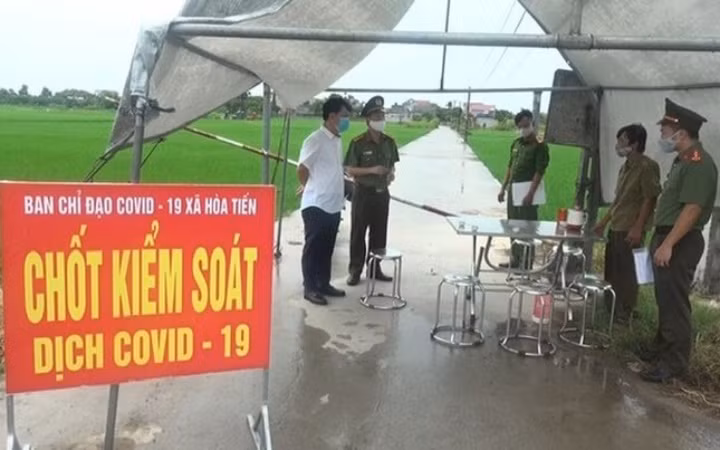 Chốt kiểm soát dịch Covid-19 được duy trì hoạt động 24/24 giờ tại ổ dịch thôn Bùi, xã Hòa Tiến (Hưng Hà, tỉnh Thái Bình).