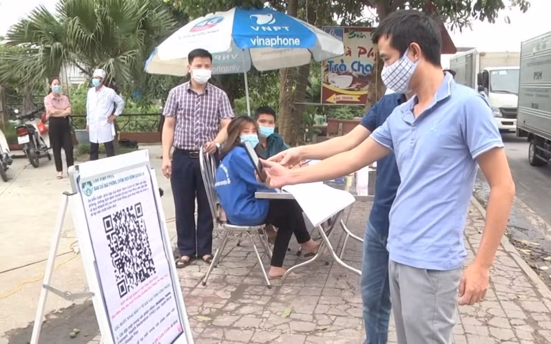 Người dân quét mã QR tại các điểm vào địa phận tỉnh.