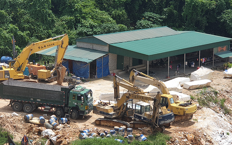 Lán ăn, nghỉ của công nhân được xây dựng kiên cố ở lưng chừng núi. Ngang nhiên khai thác đá trái phép với quy mô lớn -0