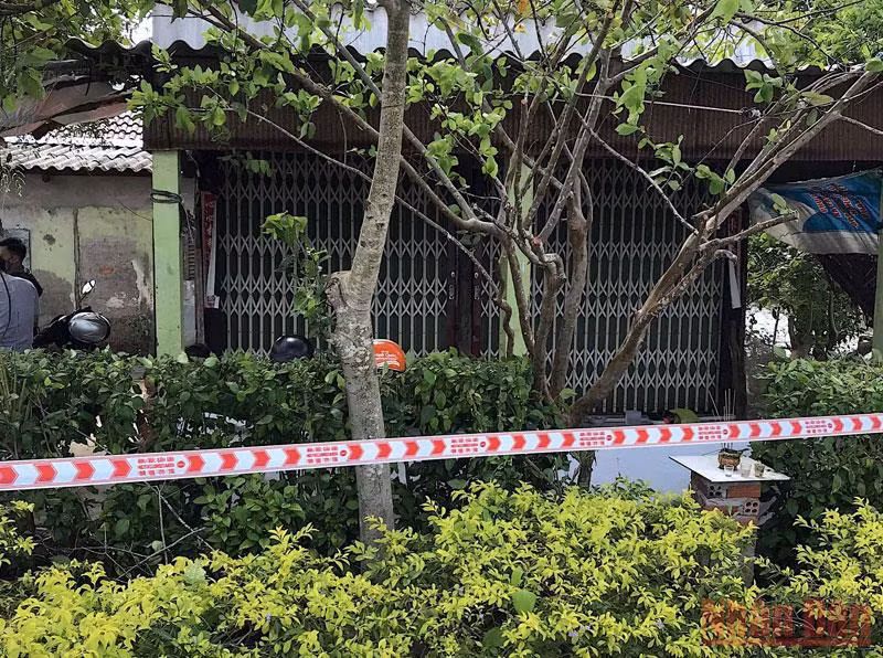 Công an phong tỏa hiện trường ngôi nhà ở Cái Đôi Vàm có 3 người tử vong vào sáng 5/4.