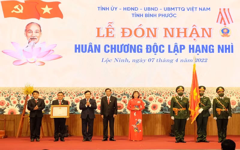 Phó Thủ tướng Thường trực Phạm Bình Minh trao quyết định của Thủ tướng Chính phủ cho 6 xã, thị trấn và huyện Lộc Ninh là vùng An toàn khu thời kỳ kháng chiến chống Mỹ, cứu nước.