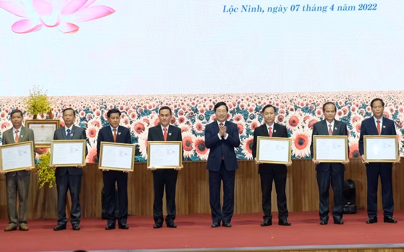 Lọng trọng lễ kỷ niệm 50 năm giải phóng huyện đầu tiên của miền nam -0