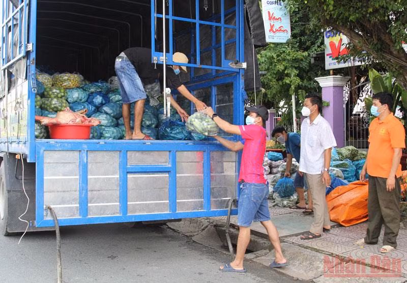 Vĩnh Long chia sẻ khó khăn cùng người dân vượt qua đại dịch -0