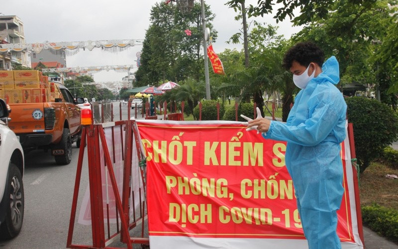 NSƯT Xuân Bắc mặc đồ phòng hộ tại chốt kiểm dịch Covid-19 ở cửa ngõ TP Bắc Ninh, để bảo đảm an toàn cho chính bản thân và tất cả mọi người. 3_1-1622365038102.jpg