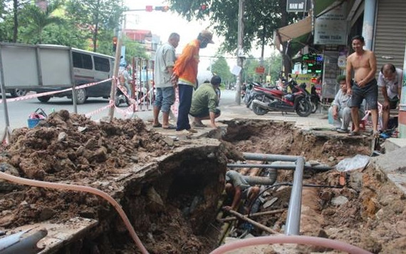 Lực lượng chức năng khắc phục sự cố sụt lún trên đường Đồng Khởi.