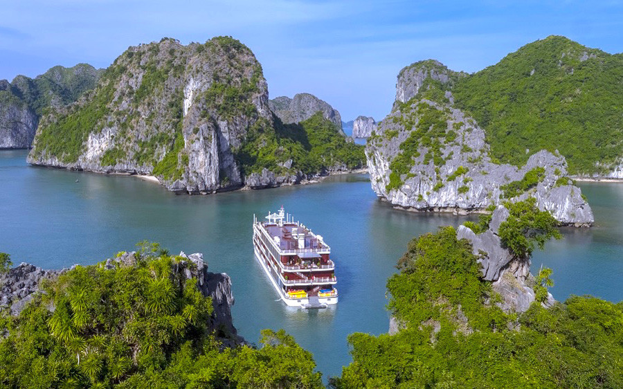 Thong dong trong vịnh Lan Hạ bằng du thuyền là một cách thư giãn khó quên. (Ảnh: TheLEADER). Cuối tuần ở vịnh Lan Hạ -0