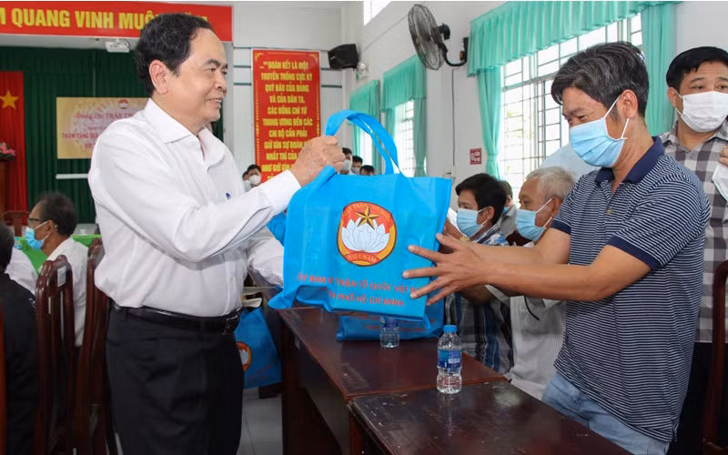 Đồng chí Trần Thanh Mẫn, Ủy viên Bộ Chính trị, Chủ tịch UBTƯ MTTQ Việt Nam tặng quà Tết cho gia đình chính sách, hộ nghèo ở xã Thạnh Xuân (tỉnh Hậu Giang).